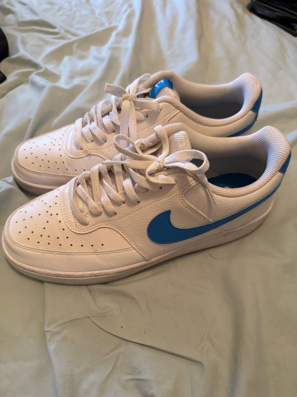 Nike White Low-Top Sneakers with Blue Swoosh Men’s sz 10
